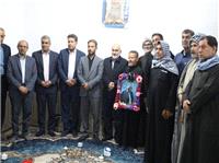 حضور استاندار خوزستان در منزل پدر خانواده 8 شهيد