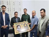سرپرست فرمانداري لارستان با خانواده معظم شهيد محمدجواد وفايي فرد ديدار کرد
