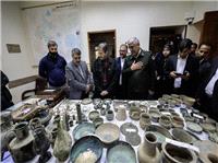 بازديد استاندار اصفهان از بيش از 130 شيء عتيقه کشف شده