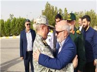 وزير دفاع با استقبال استاندار خوزستان وارد آبادان شد