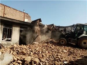 رفع خطر و بازگشايي معبر از ملک مخروبه و خطرساز در نيشابور