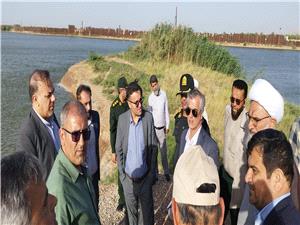 فرماندار ويژه آبادان از پروژه بند خاکي مارد بازديد کرد