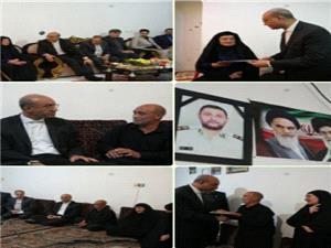 استاندار کرمانشاه با خانواده شهيدان ايزدي و کرمي ديدار کرد.