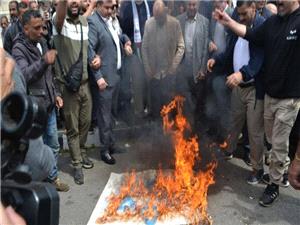 مردم لبنان پرچم رژیم صهیونیستی را آتش زدند