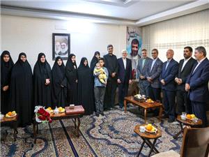 معاون اول رئيس‌جمهور به ديدار خانواده شهيد برونسي رفت