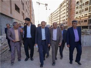 معاون وزير راه و شهرسازي از پروژه‌هاي مسکن شهر بهارستان بازديد کرد