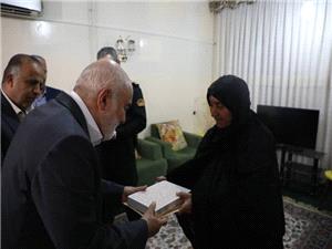 ديدار استاندار خوزستان با خانواده شهيد ايذه‌اي