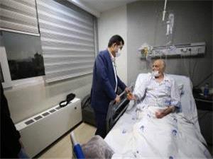 عيادت وزير ورزش و جوانان از عنايت‌الله آتشي، چهره ماندگار بسکتبال ايران