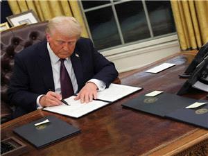 ترامب یوقع أمراً تنفیذیاً لإنهاء التمویل الفیدرالی لإذاعه NPR وشبکه PBS
