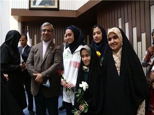 ديدار دختر نوجوان با استاندار خراسان رضوي