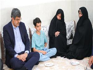 ديدار استاندار يزد با خانواده معظم شهيد مدافع امنيت؛ محمدرضا فلاحتي