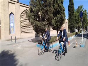استاندار اصفهان دوچرخه خود را به خيابان‌ها آورد