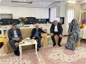 ديدار استانداريزد و استاندار اسبق استان با خانواده شهيد دکتر محمدعلي رهنمون