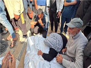 غزه: عشرات الشهداء والجرحى منذ الفجر.. والاحتلال يرتکب مجزره جديده جنوب القطاع