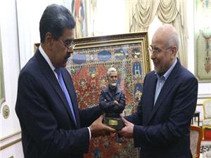 هدیه خانواده شهید سلیمانی برای رئیس جمهور ونزوئلا