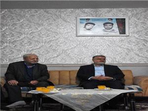 استاندار تهران در آغاز سفر شهرستاني خود به ملارد  به ديدار خانواده شهيد رفت