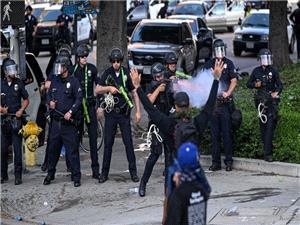 پلیس لس‌آنجلس: بازداشت بیش از 200 نفر پس از اعلام منع رفت و آمد