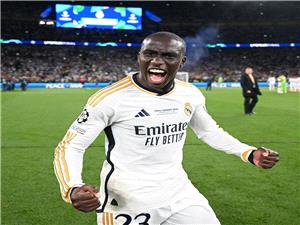ريال مدريد يتلقى ضربه موجعه بعد الفوز على أتليتکو بسبب ميندي