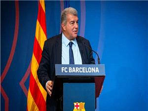 "احتفال صاخب بسيارته".. رد فعل رئيس نادي برشلونه بفوز "البارسا" على بروسيا دورتموند (فيديو)