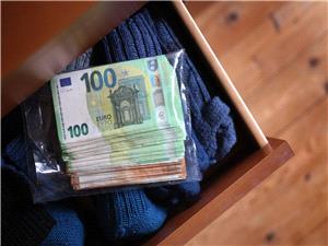 "فضيحه ماليه".. بنوک أوروبيه تصرف للمفصولين من مدرائها مبالغ طائله