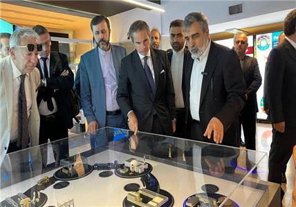 گروسی از نمایشگاه «دستاوردهای صنعت هسته‌ای» بازدید کرد