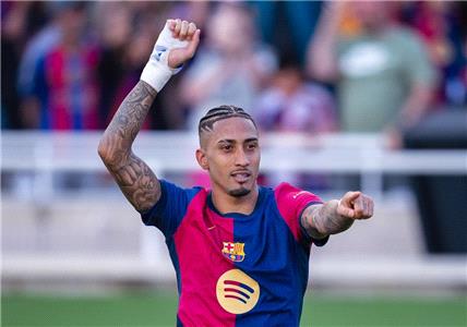 الهلال السعودي يغري رافينيا قائد برشلونه بعرض جديد